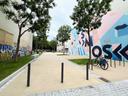 Sandfarbener Platz mit Fahrradständern