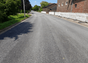 Eine Straße mit einer ganz neuen und glatten Asphaltdecke