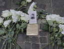 Frisch verlegter Stolperstein von Franziska Wihl mit Blumen