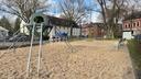 Spielplatz mit Sandkasten und neuen Spielgeräten