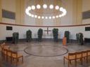 Trauerhalle mit großem Kronleuchter und Kreuz in der Mitte