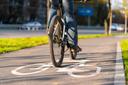 Radweg mit einer Person, die Fahrrad fährt