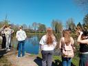 Girls' Day Teilnehmerinnen an einem Gewässer in Krefeld