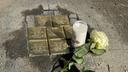Neuverlegte Stolpersteine an der Grenzstraße in Krefeld mit Rose und Kerze