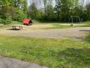 Ein altes Spielhaus auf dem Kinderspielplatz "Am Dorfgraben"