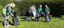 Menschen sammeln Müll auf beim Krefelder CleanUp Day