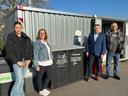 Personen von KBK und GSAK stehen vor der Sammelbox für Tonträger in Krefeld