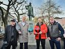 Vier Personen bei der Einweihung der Meister-Ponzelar-Motivampel mit Lichtsignalschablonen vor derm Ponzelar-Denkmal