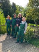 Vier FÖJler stehen vor einem Teich