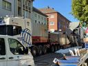 LKW mit Inversionsgerüst für das Schlauch-Linerverfahren