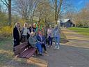 Menschen stehen und sitzen vor der neuen "Trostbank" auf dem Fischelner Friedhof