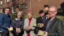 Beteiligte Personen mit den Stolpersteinen, die an der Grenzstraße in Krefeld vom KBK neu verlegt wurden.