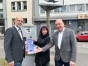 Stefan Kleiker (KBK), Kerstin Griebek (smartparking), Dr. Joachim Wahle (smartparking) stehen vor einem Parkscheinautomaten und präsentieren das Angebot