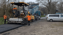 Baumaschine auf frisch asphaltierter Straße