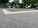Auf einer Straße befindet sich ein so genanntes Krefelder Kissen zur Verkehrsberuhigung