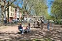 Schülerinnen prüfen einen Spielplatz am Girl's Day in Krefeld