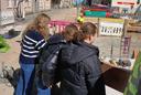 Schülerinnen betrachten eine Baustelle beim Girls Day in Krefeld