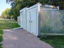 WC-Container an einer Wiese