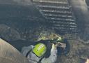 Ein Kanalarbeiter trägt Mikroben in einem Kanal zum Fettabbau auf