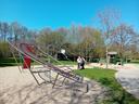 Girls' Day Praktikantinnen auf einem Spielplatz des Kommunalbetriebs Krefeld