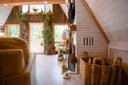 Wohnung mit Holz und Pflanzen