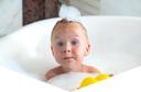 Junge in Badewanne