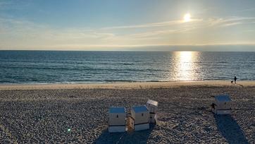 Den Sonnenuntergang am Ende des Urlaubs mit dem E-Auto auf Sylt genießen