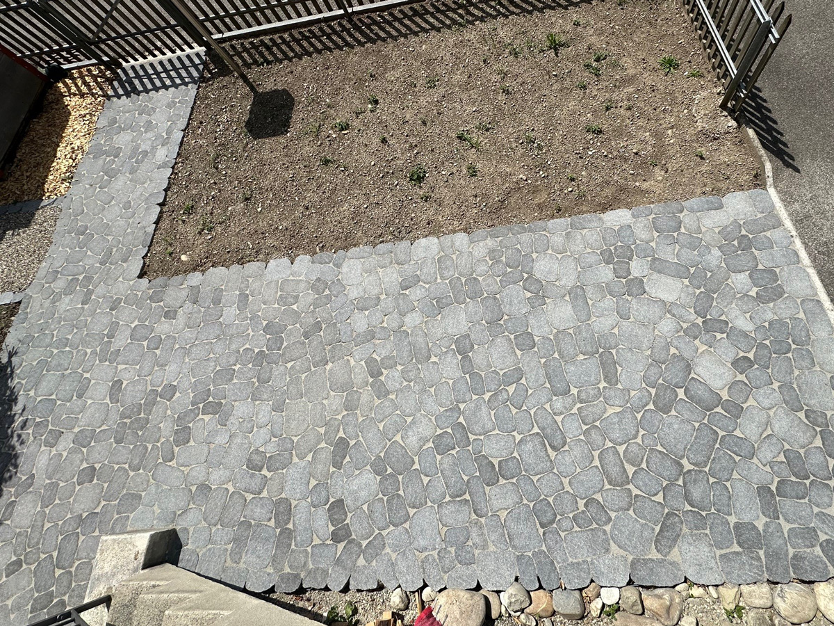 Vogelperspektive auf  den Gartenplatz mit Arena Vista Pflastersteinen