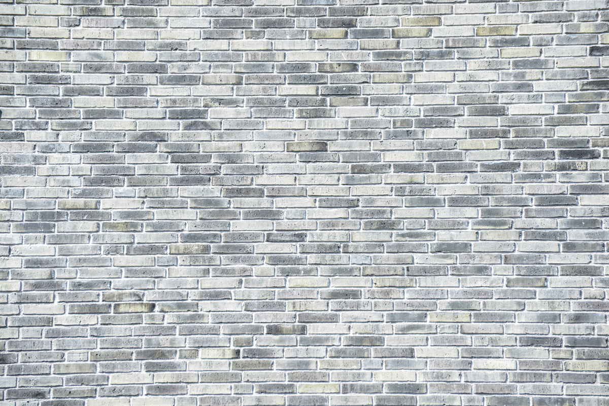 Detailansicht Sichtmauerwerk der Fassade der Staziun Domat-Ems