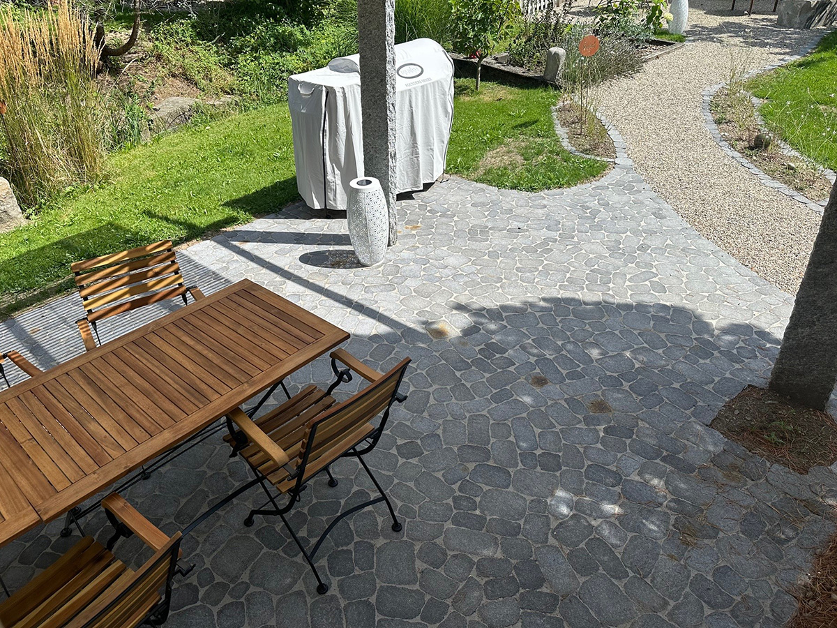 Vogelperspektive aus der Laube des neu gestalteten Gartenplatzes