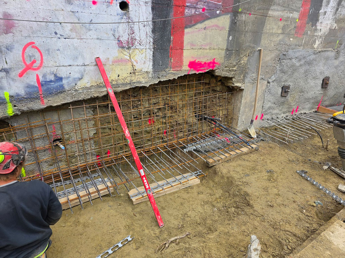 Baustellensituation mit freigelegter Bewehrung, Ankern und vorbereiteten Betonarbeiten an der Hangsicherung Lorraine.