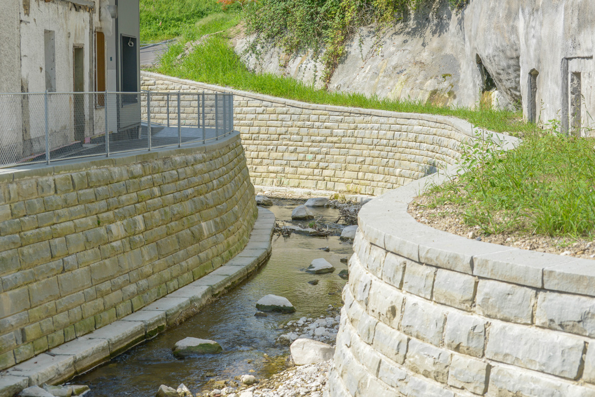 Naturnah saniertes Sandsteinmauerwerk am Feldbach in Hombrechtikon