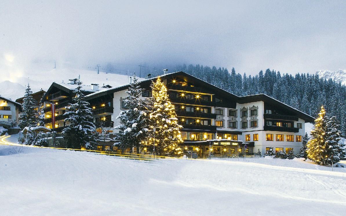 The picture shows the Hotel Almhof Schneider in Lech in a winter landscape.