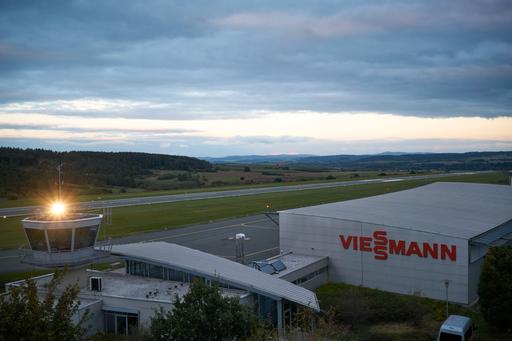 The image shows the hangar and runway in Allendorf.