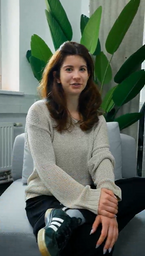 Startbild eines Videos über die kaufmännische Ausbildung. Eine junge Frau spricht in die Kamera.