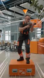 Thumbnail eines Videos: Ein Mann ist zu sehen, der durch Animationen eine Videofigur darstellen soll