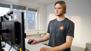 Ein Mann arbeitet konzentriert an seinem Computer