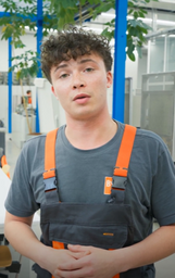 Thumbnail eines Videos zur gewerblich-technische Ausbildung. Ein junger Mann spricht in die Kamera.