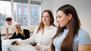 Vier Personen arbeiten in Zweierteams an ihren Laptops