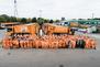 BSR Team Orange vor Müllfahrzeugen