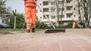 Reinigungskraft der BSR fegt Weg auf einem Spielplatz