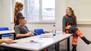 Drei gewerblich-technische Auszubildene unterhalten sich im Klassenraum