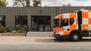 Orange-weiß kariertes Müllfahrzeug auf dem Gelände der Berlin Recycling