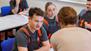 Eine Gruppe von gewerblich-technischen Auszubildenen lässt sich etwas von eine Lehrerin erklären