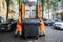 BSR Beschäftigte schieben Müllcontainer