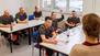 Eine Gruppe von gewerblich-technischen Auszubildenen sitzen im Unterricht