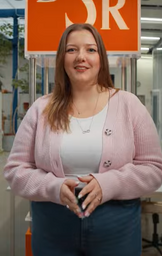 Thumbnail eines Videos über Ausbildung. Eine junge Frau spricht in die Kamera.