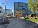 Fotografie eines Wohnblocks mit Spielplatz