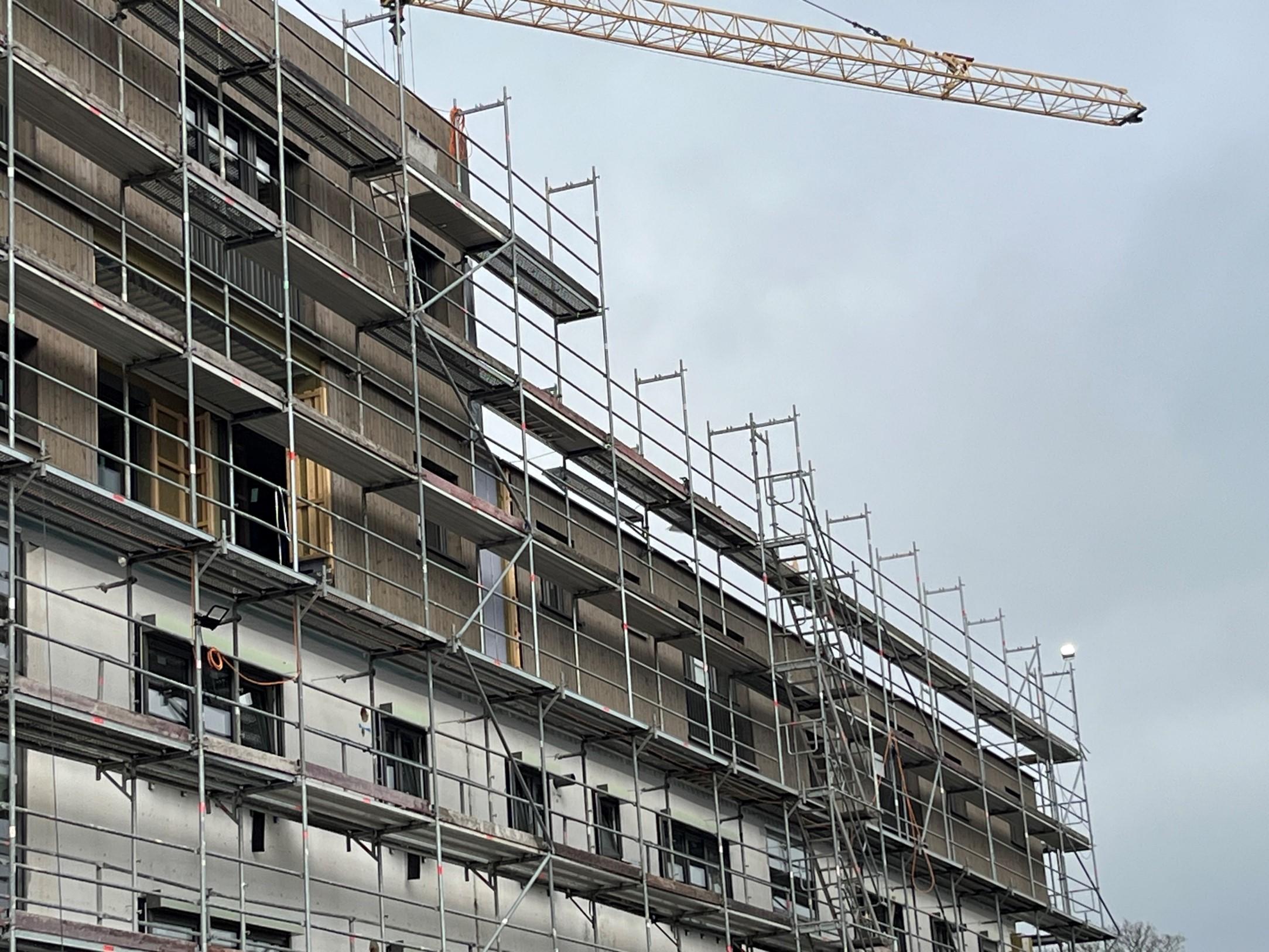 Foto von Wohnblock während Aufstockung
