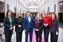 Christina Dornach (SRU-Mitglied), Claudia Kemfert (stellvertrende SRU-Vorsitzende), Bundesumweltminister Carsten Schneider, Bundesbauministerin Verena Hubertz, Dorothee Martin (BImA) und Claudia Hornberg (SRU-Vorsitzende) posieren in der Dreispitzpassage